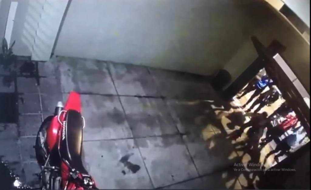 En menos de un minuto, entre siete violentaron el portón de una casa y robaron una moto
