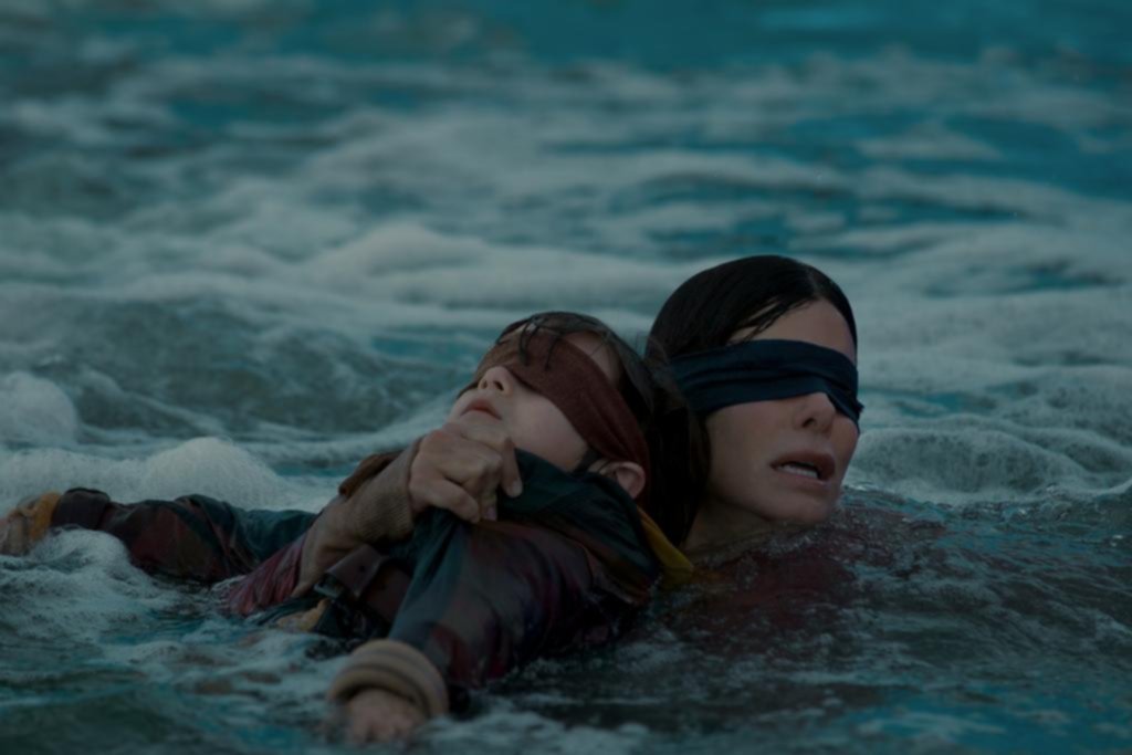“Bird Box” en Netflix: Sandra Bullock brilla en un fin del mundo sin tantas ideas originales