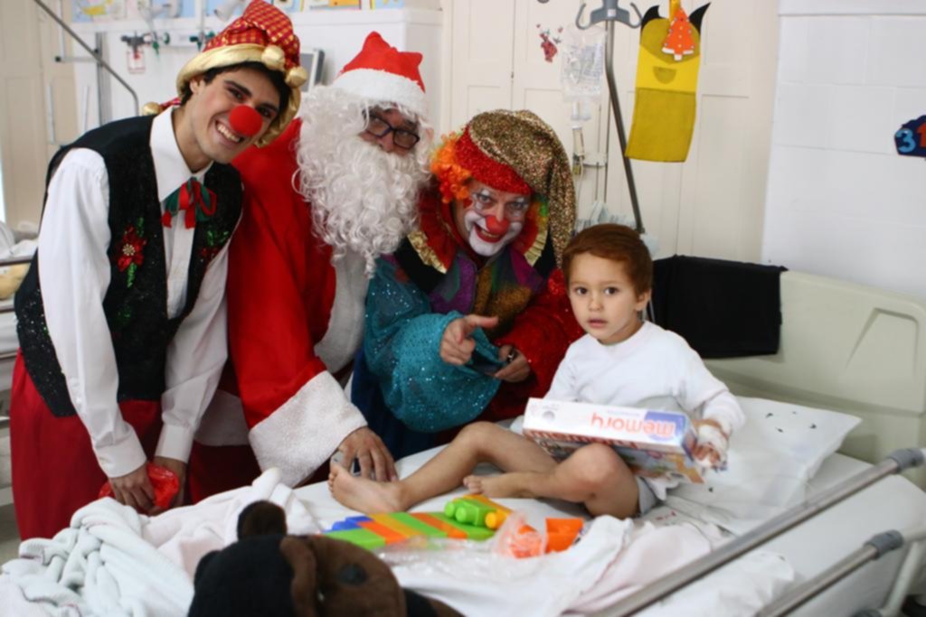 Alegría, juguetes y sorpresas en un recorrido de Papá Noel por la Ciudad