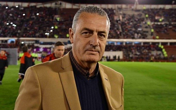 Alfaro prepara la lapicera y es blanco de duras críticas de los hinchas de Huracán