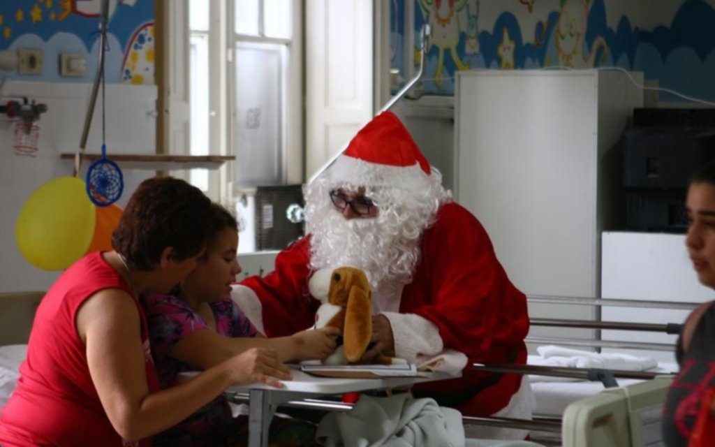 Papa Noel sigue recorriendo barrios e instituciones de la Ciudad