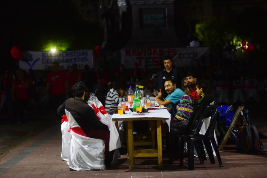 Una cena navideña para gente en situación de calle en el corazón de plaza San Martín