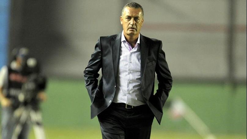 En medio de la polémica, Alfaro llega al país para firmar con Boca