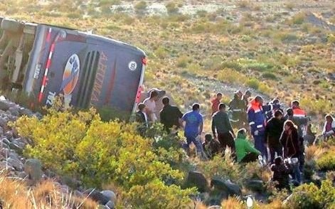Tragedia en Mendoza: desbarrancó un micro en la alta montaña y murieron al menos tres pasajeros
