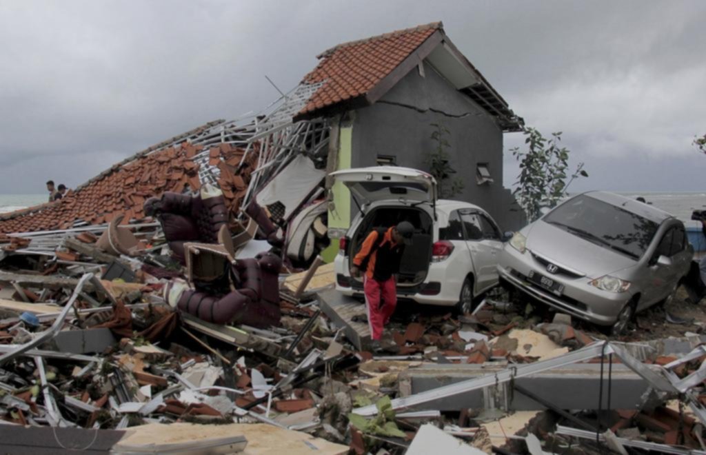 El tsunami en Indonesia deja más de 220 muertos