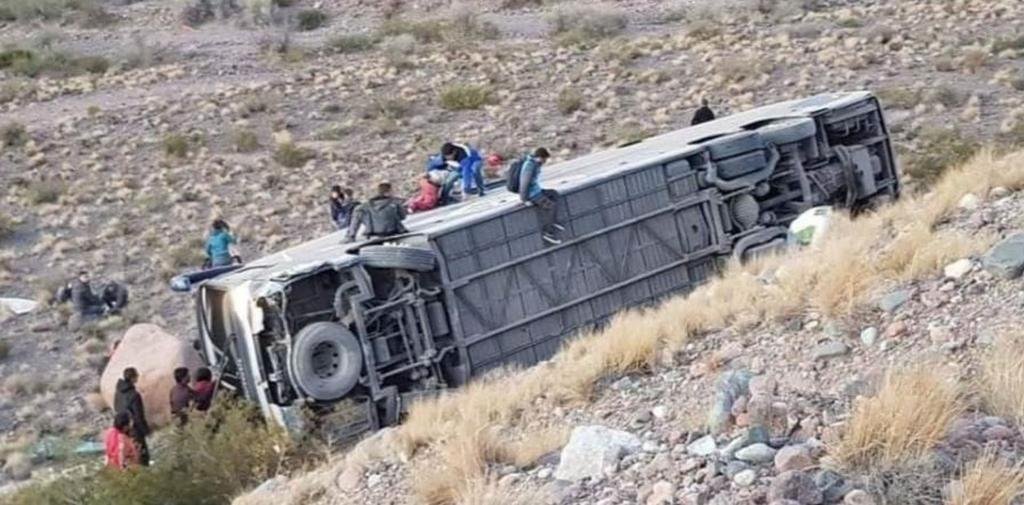 Tres muertos al desbarrancar un micro con 45 pasajeros en la ruta de Mendoza a Chile