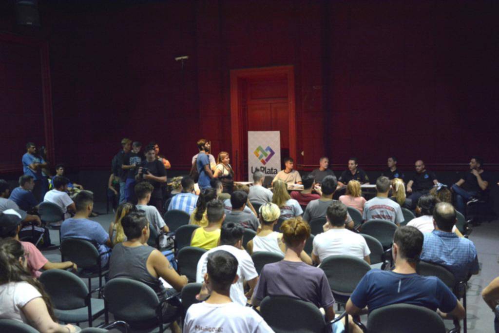 Ultiman los detalles para controlar el armado de los muñecos que despedirán 2018