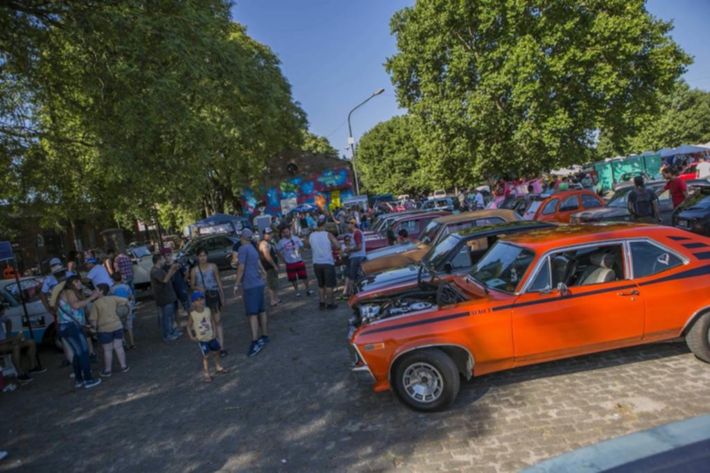 Meridiano V cerró el año con gastronomía, música y expo de autos antiguos