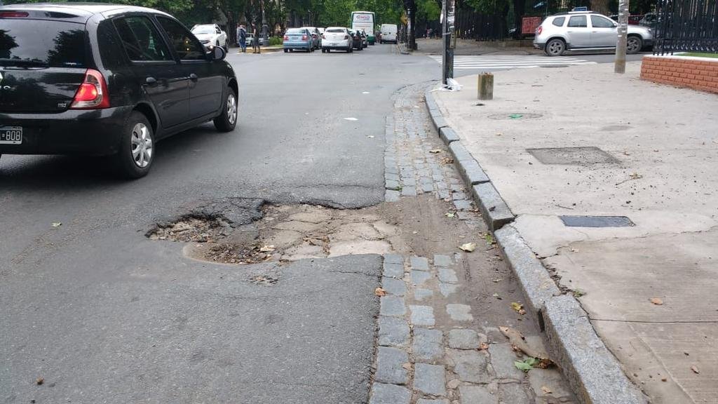 Crecen las quejas por un enorme pozo en 1 y 50