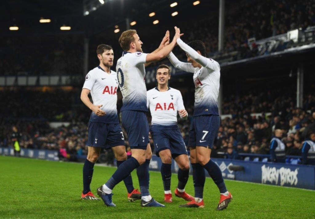 Tottenham vapuleó al Everton y sueña