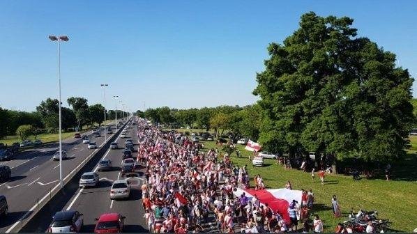 Una multitud congestionó el tránsito desde Ezeiza, y la caravana fue una gran locura