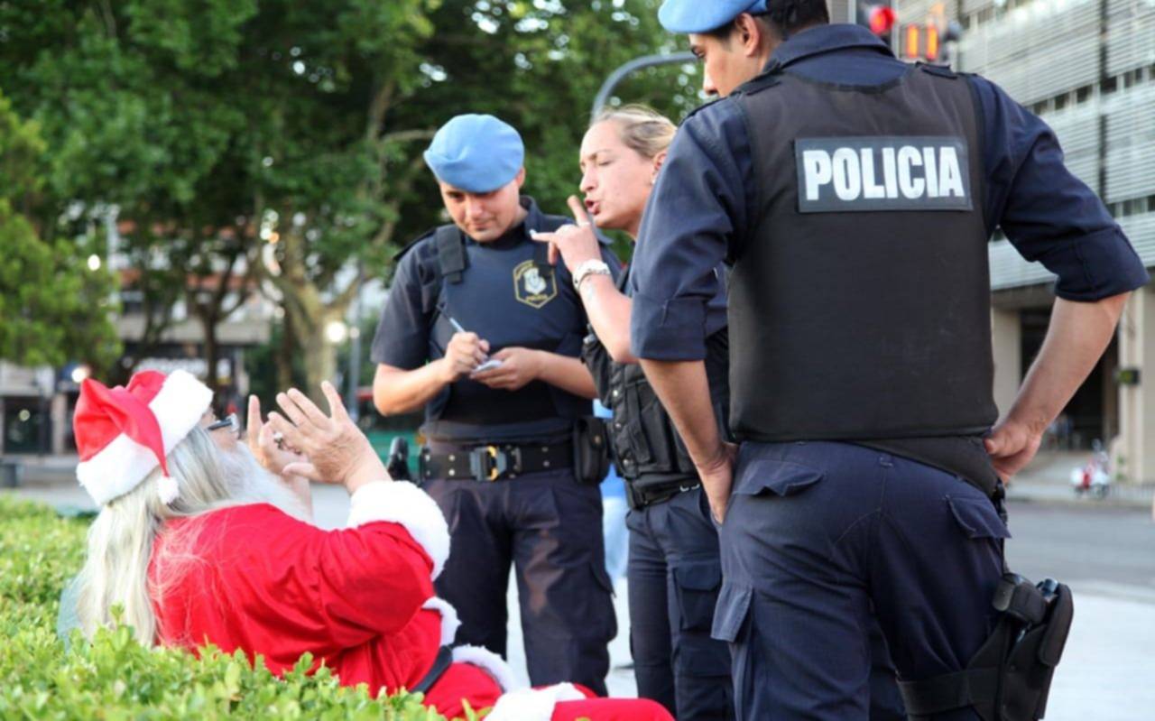 Tensión con Papá Noel en Plaza Moreno