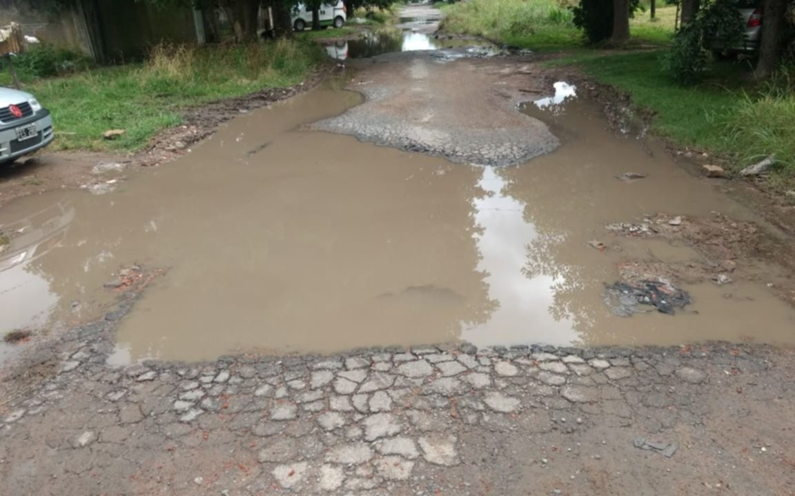 Malestar por una calle intransitable en Los Hornos