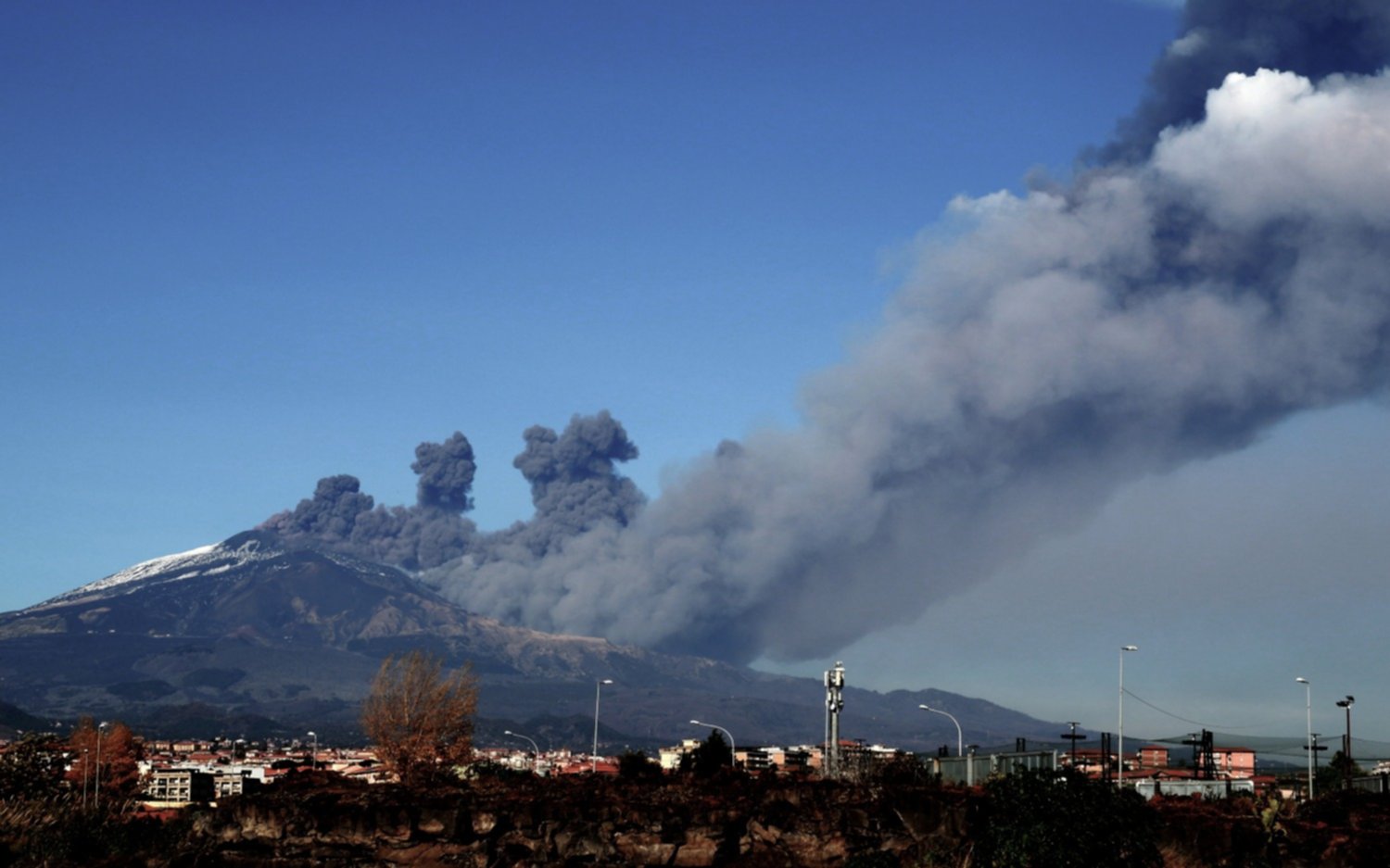  El volcán Etna continúa en erupción con emisión de gases y temblores