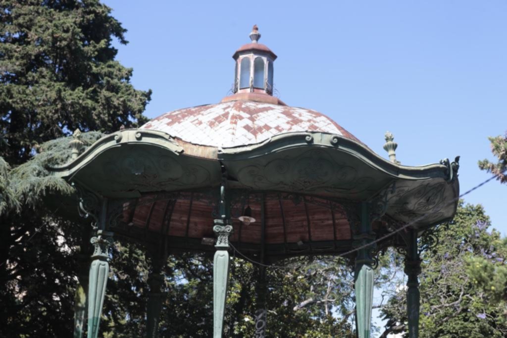 La glorieta de la plaza San Martín, otro ícono platense que sigue dominado por el descuido