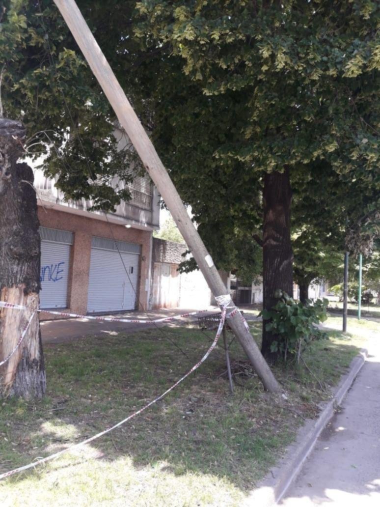 Peligroso poste de Telefónica a punto de caer