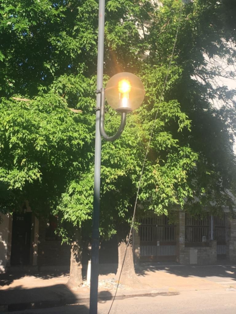 Una luz pública está encendida noche y día
