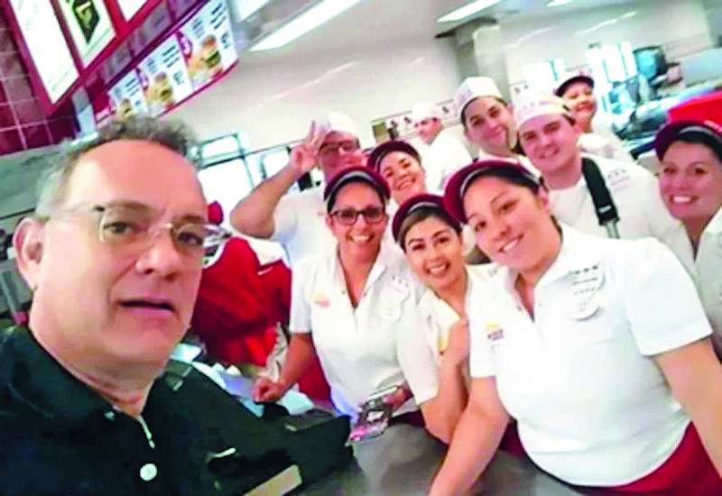 Tom Hanks almorzó en un local de hamburguesas en Navidad