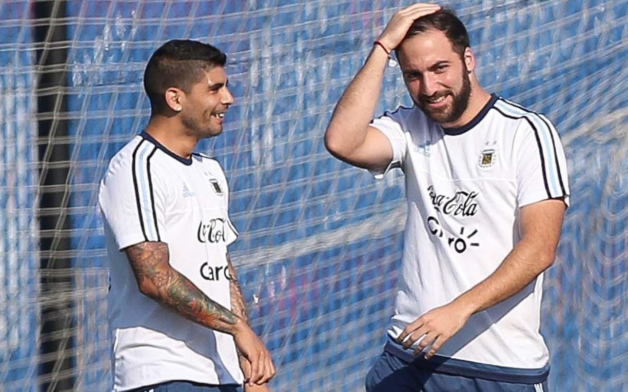 Dos futbolistas argentinos sacuden el mercado de pases europeo