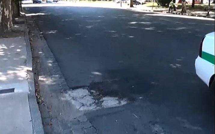 Un pozo “rompeautos” en la esquina de 1 y 50
