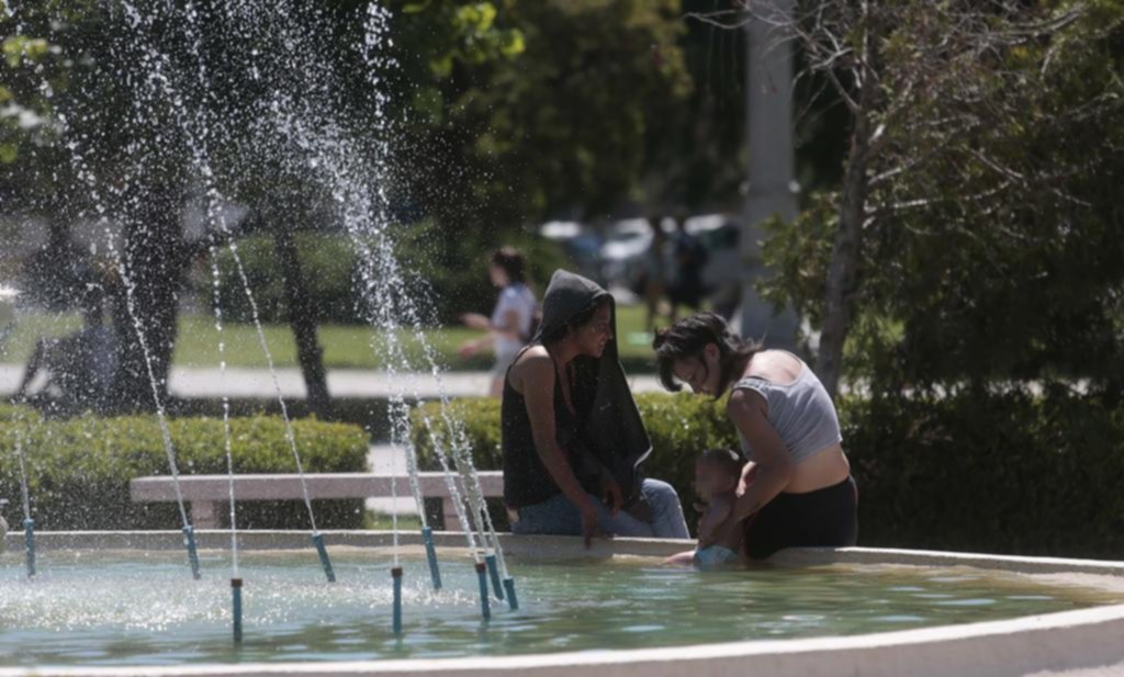 Con una máxima de 32 grados, la Ciudad vivió otro día agobiante