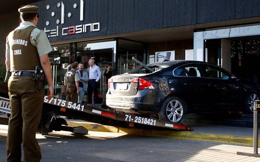 VIDEO: Después de discutir con una cajera, padre e hijo estrellaron su auto contra un casino