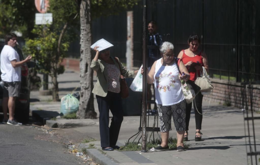 Los colectivos ya pasan “cuando quieren” y los usuarios estallan