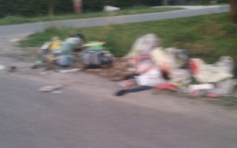 Una esquina devenida en un basural en La Granja