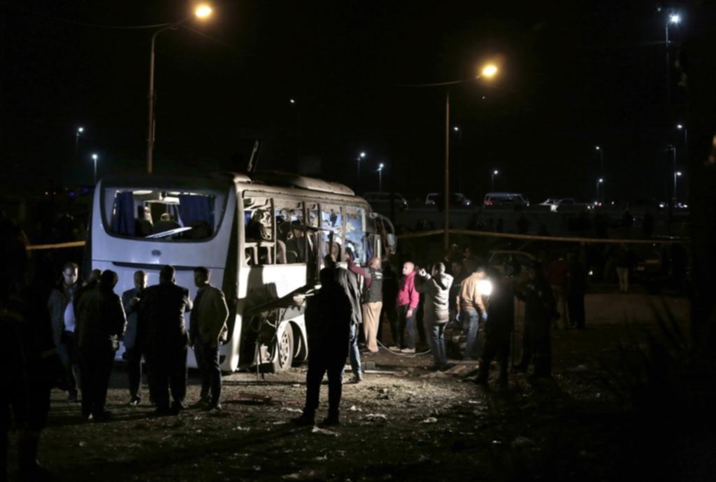 Cuatro muertos por un atentado con un explosivo casero en las afueras de El Cairo
