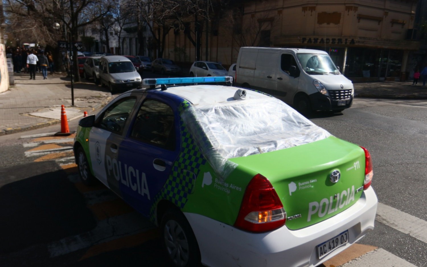 Un patrullero roto y una policía herida en operativos