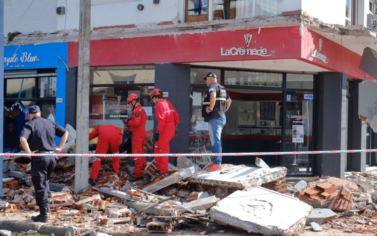 Tragedia en Mar del Plata: se derrumbaron dos balcones y murieron una mujer y su hija
