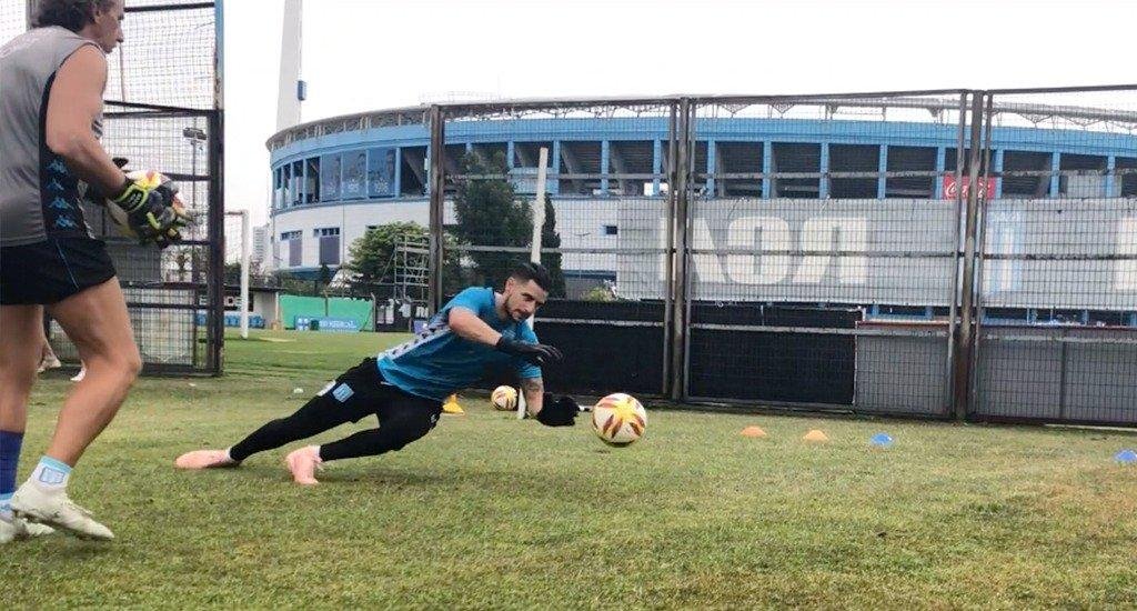 Arias, arquero de Racing, se anticipó a todos