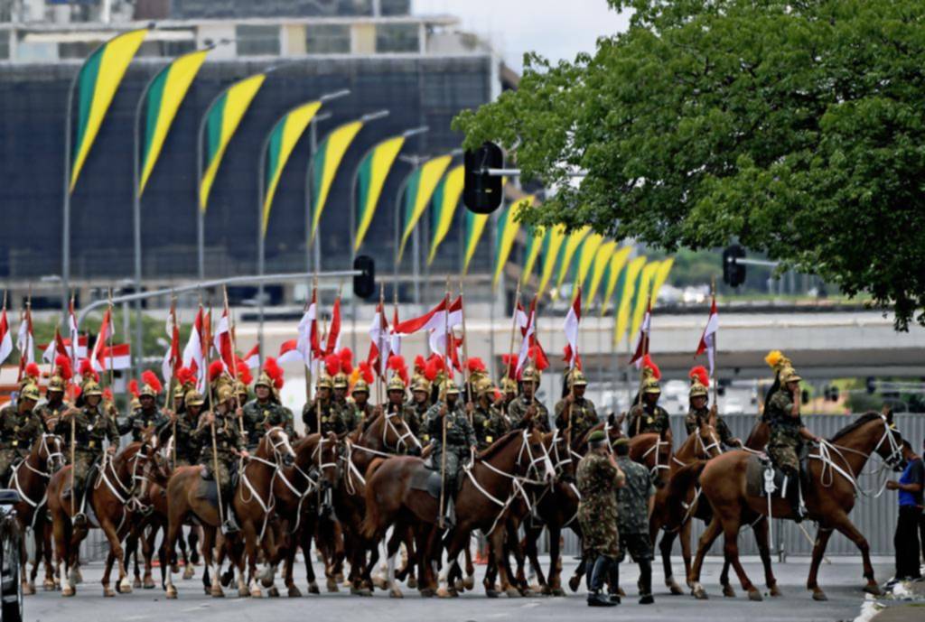Con múltiples desafíos y una cargada agenda, Bolsonaro toma las riendas de Brasil