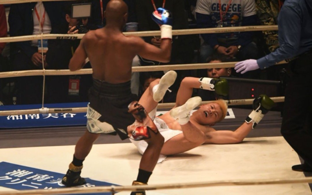 VIDEO: Floyd Mayweather nockeó a un kickboxer japonés en el primer round