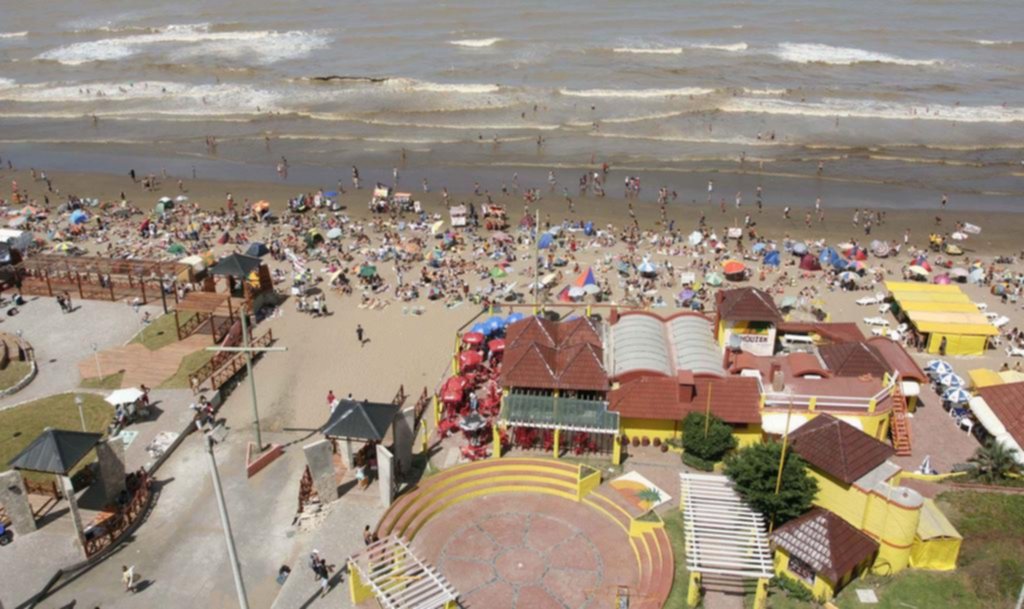 Con bronceador y calculadora: cuánto costarán las vacaciones en la playa