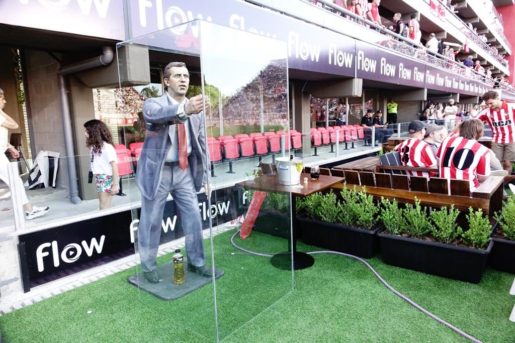 La estatua de Bilardo estuvo sobre la línea con su “gatorei”