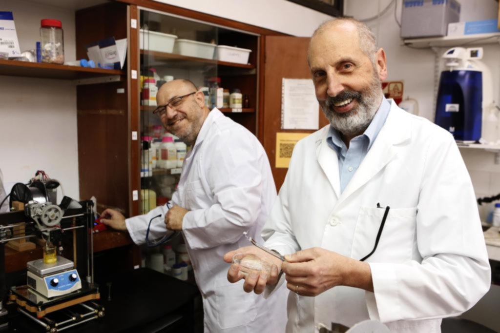 Desarrollan un sistema para purificar el agua con botellas recicladas