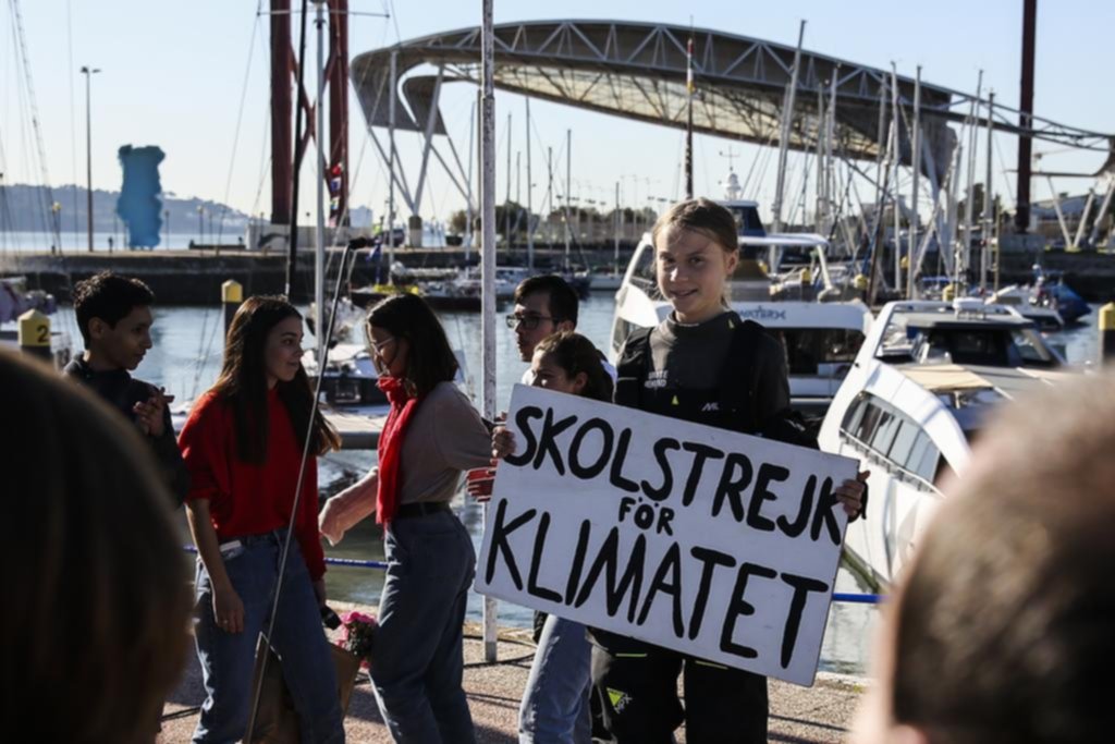 La activista Greta Thunberg llegó en barco a Lisboa y el viernes estará en Madrid