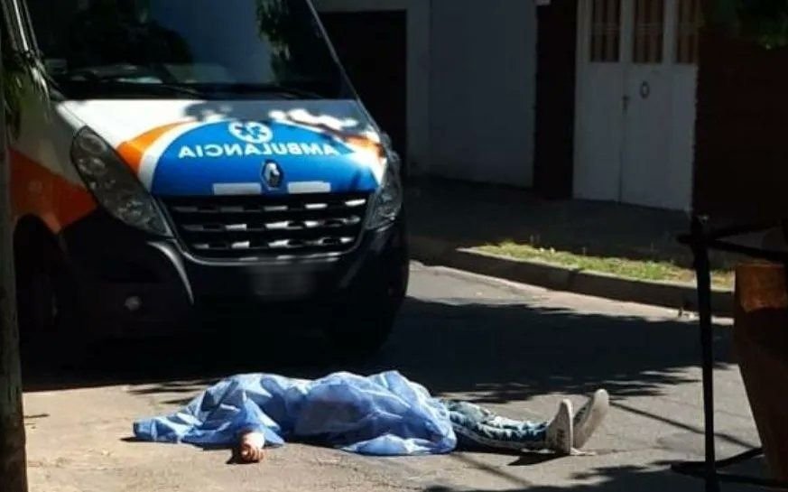VIDEO: Balean a un joven en una pelea entre bandas y arrojan su cadáver frente a una ambulancia