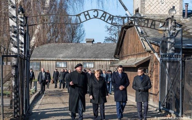 Merkel rindió tributo a las víctimas del nazismo en su primera visita a Auschwitz