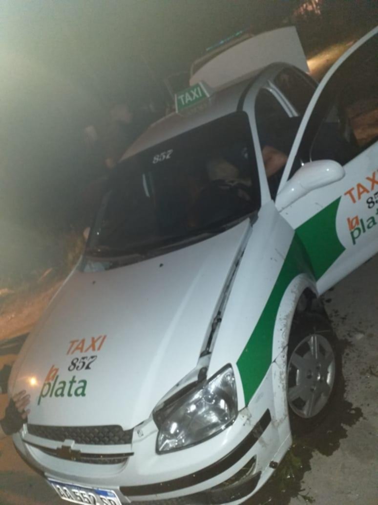 De noche, robaron un taxi en Villa Elvira y un chofer sufre serias secuelas por otro asalto
