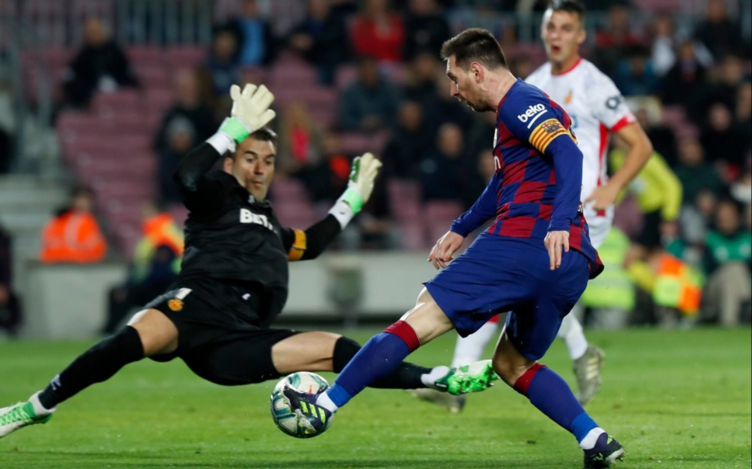 Messi brilló, hizo un "hat-trick" y mantuvo a Barcelona en la cima de la liga española