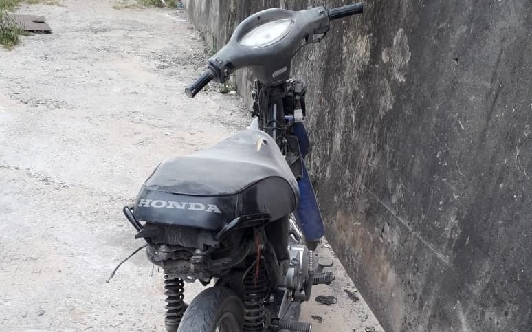 Escapaba en una moto robada y cayó en plena persecución