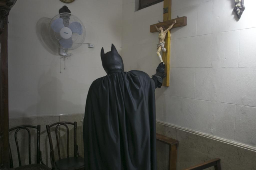 El Hospital de Niños emite un haz de luz y aparece Batman Solidario