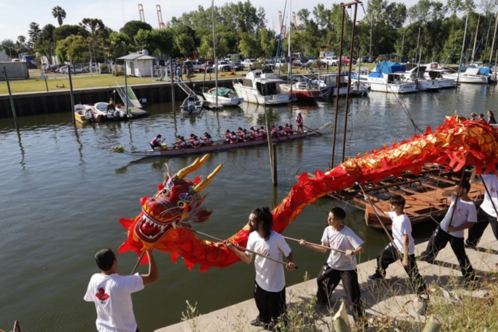 Despertar del dragón, un ritual chino en la ribera para proteger a las remadoras contra el cáncer
