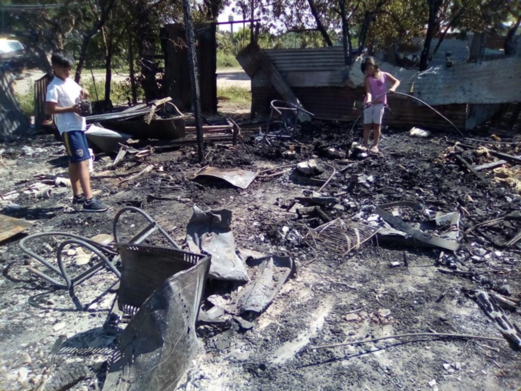 Una jornada con incendios dramáticos: tres familias perdieron todo y piden ayuda