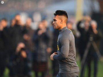 Lautaro Martínez intentará meter al Inter en octavos ante el Barcelona, que va sin Messi