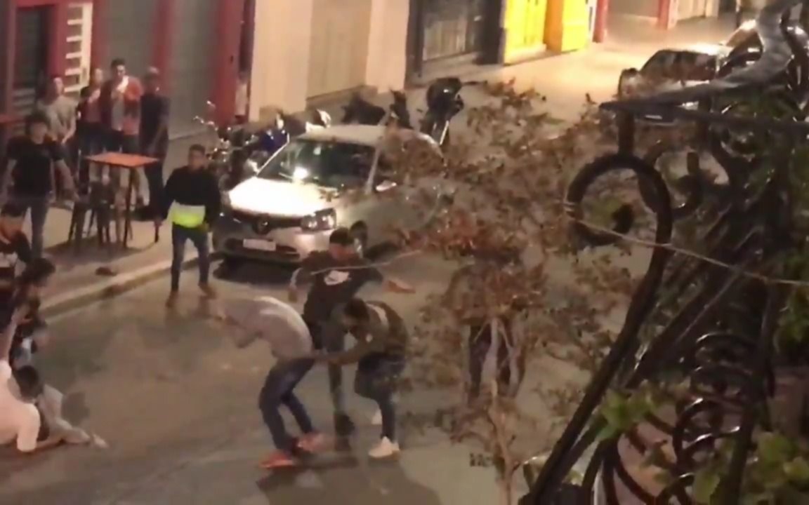 A las piñas en la puerta de una cervecería de la Región
