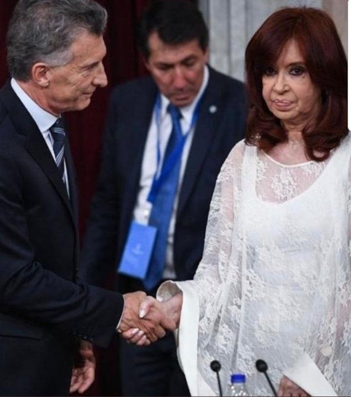 La lapicera de Cristina y el frío saludo a Macri