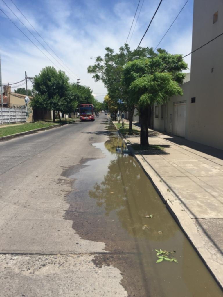 En Villa Argüello una pérdida inunda la calle 64
